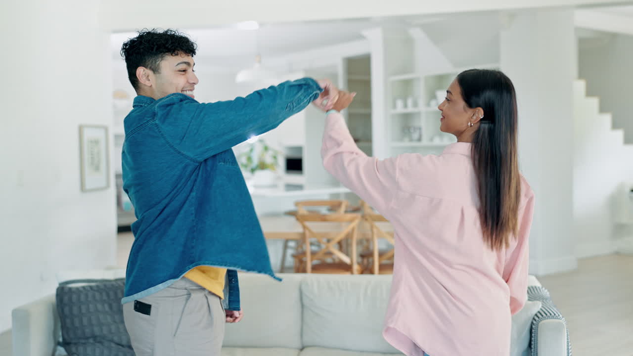 거실에서 커플과 함께 춤추고, 포옹하고, 사랑합니다.