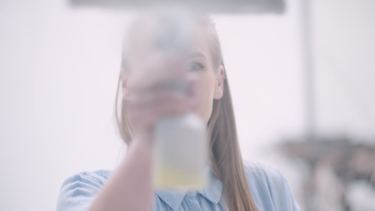 세제로 창을 청소하는 청소부 9