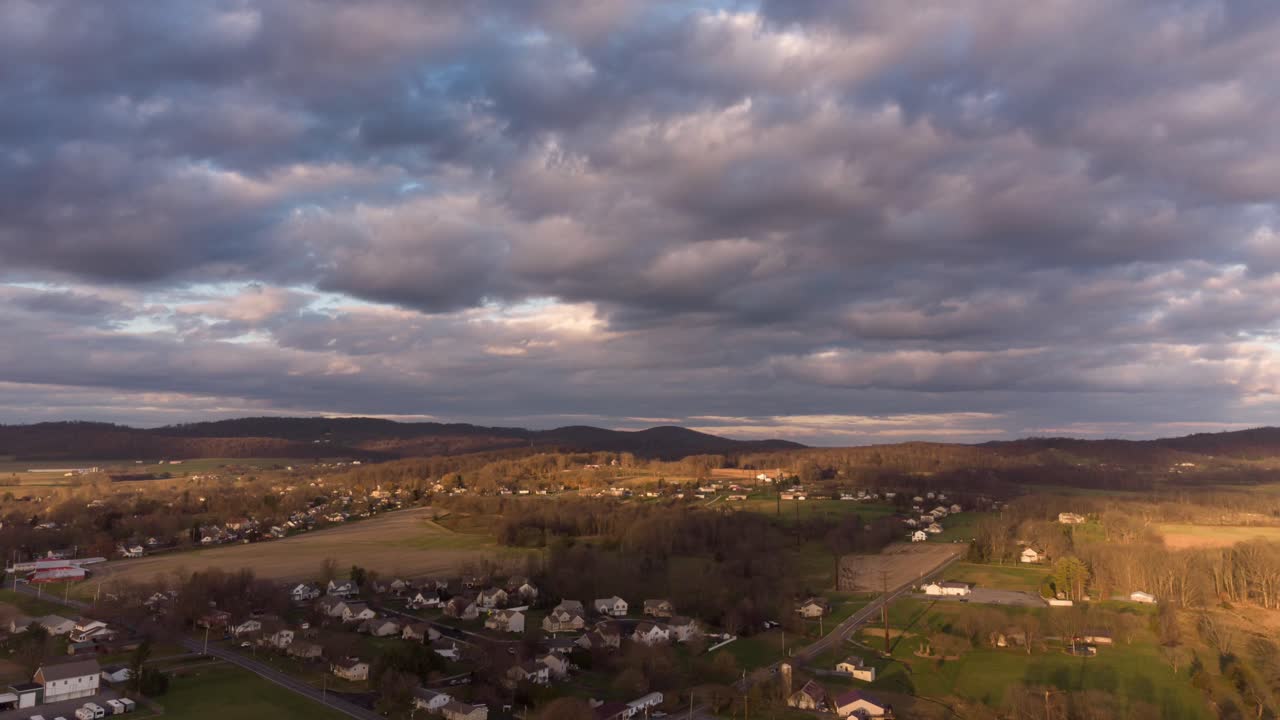 un lapso de tiempo aéreo del paisaje con las nubes pasando por encima en un día de otoño