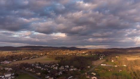 Ein-Luftzeitraffer-Der-Landschaft-Mit-Den-Vorbeiziehenden-Wolken-An-Einem-Herbsttag