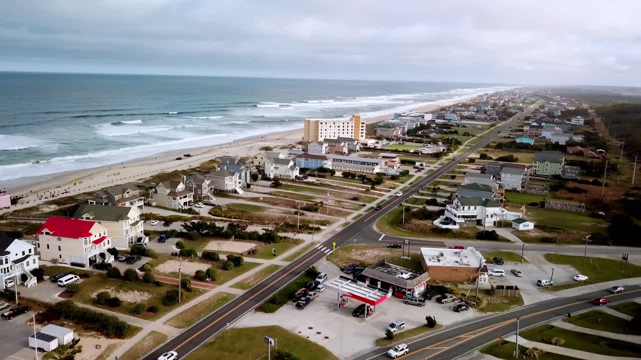 Le Outer Banks della Carolina del Nord, Nags Head Carolina del Nord, ripresa aerea con avvicinamento, Nags Head NC in 4K