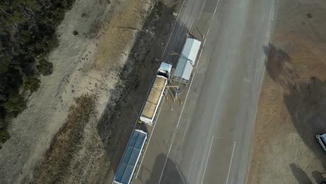 un camión de grano en la cabaña de muestreo donde se lleva a cabo el control de calidad