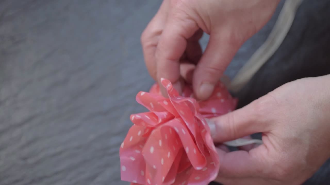 desenvolver un regalo atado con cinta