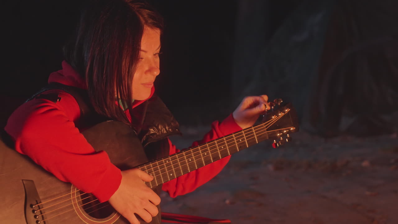 Dolci melodie notturne. Le stelle brillano sulle note rilassanti della chitarra. Suoni acustici soavi accompagnano la serata sotto le stelle. Un artista solista intrattiene con delicate melodie sotto il cielo stellato.