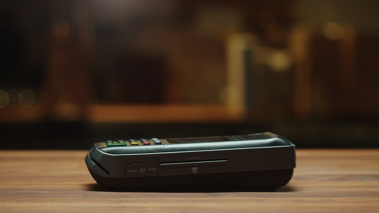 Close-up de pagamento com smartphone com tela verde (chroma key). Compras sem dinheiro em restaurante ou café. Conceito de pagamento sem toque e sem contato. Tecnologia NFC e terminal bancário.