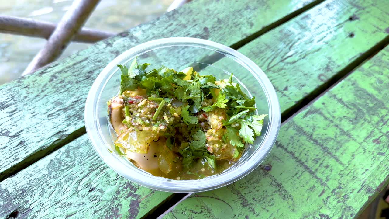 delicioso plato de calamar picante en el mercado de bangkok