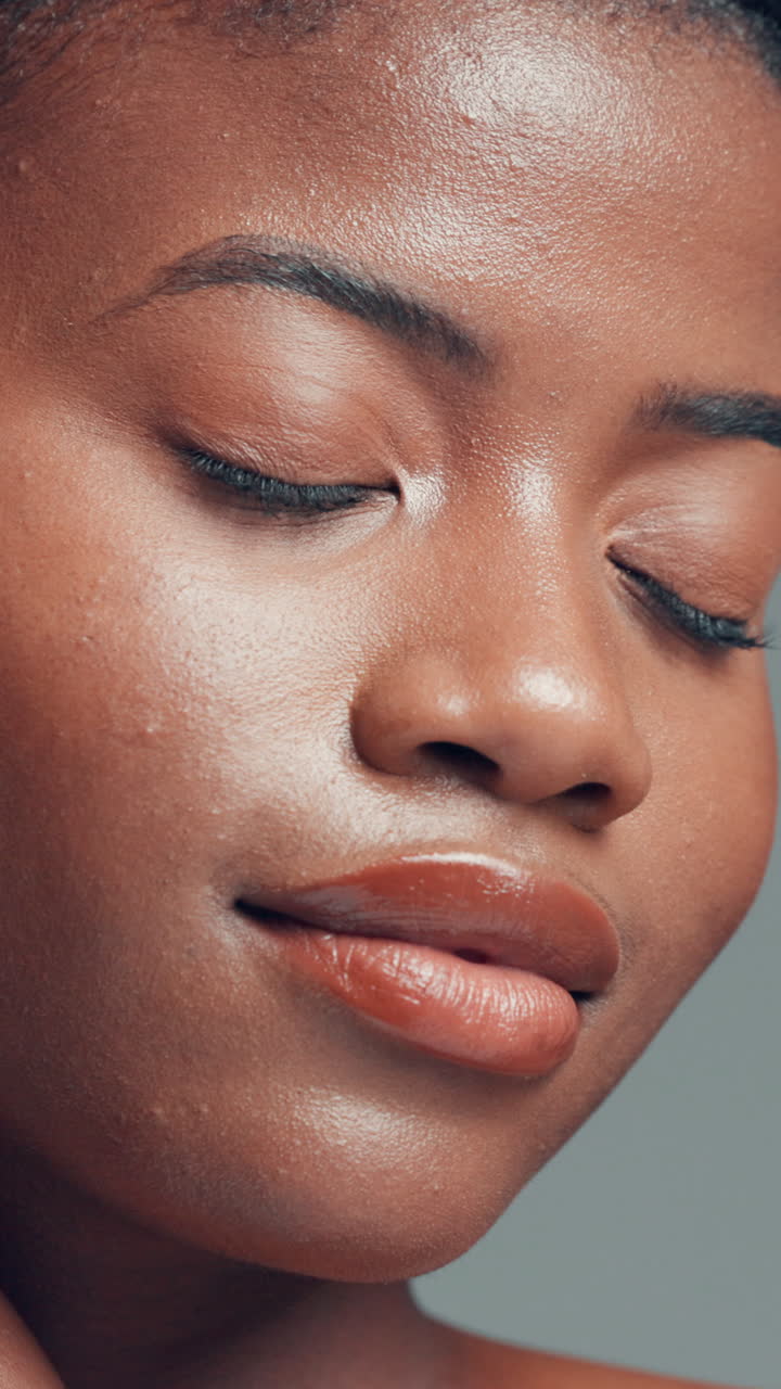 Close de uma jovem mulher usando massageador facial para cuidar da pele