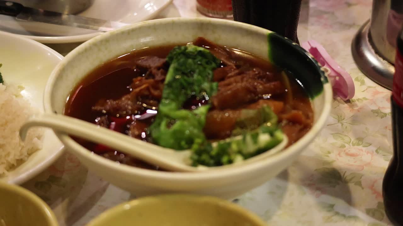 고기 와 초록색 과 함께 맛있는 누들 요리