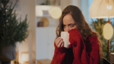 Frau-Riecht-Kaffee,-Während-Sie-Zu-Hause-Sitzt