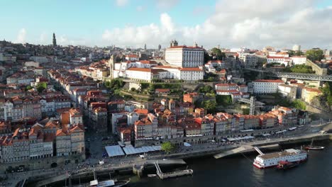 Tiro-De-Drone-Volando-Con-El-Río-A-La-Vista-En-Porto-Portugal-Al-Atardecer