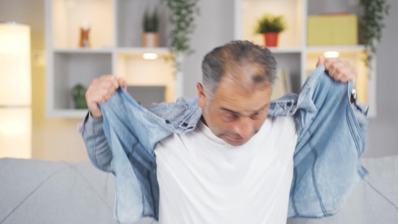 un hombre que tiene un colapso nervioso frente a la cámara.