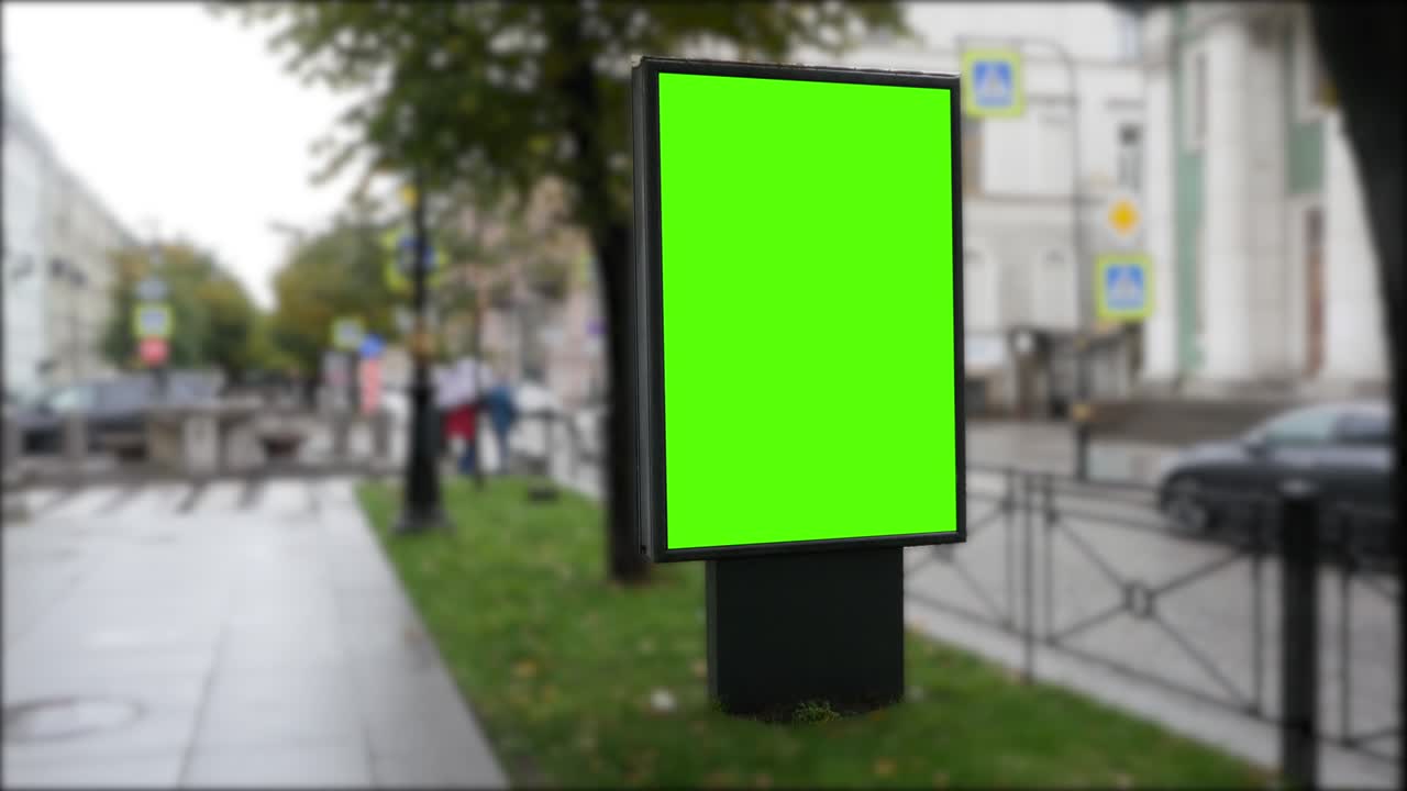 pantalla verde de cartel en una calle de la ciudad