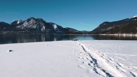 una playa cubierta de nieve en el lago walchensee en baviera, al sur de alemania en las montañas de los alpes cerca de austria