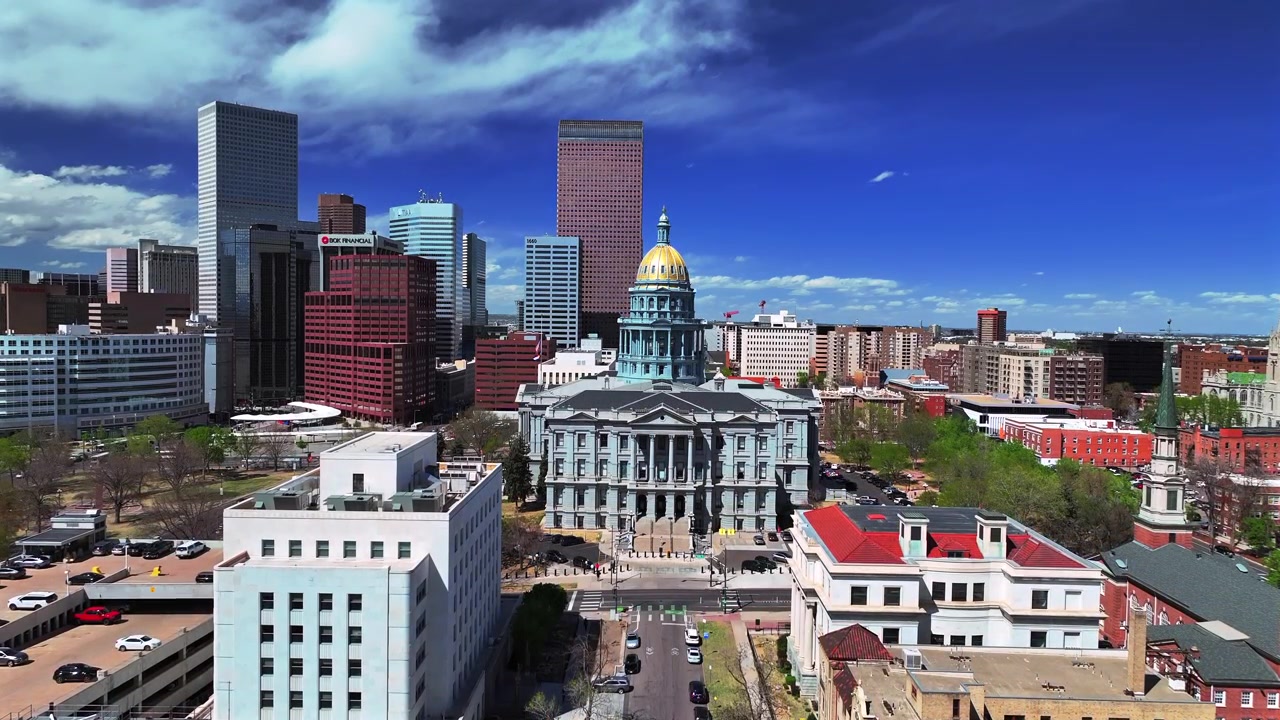 Downtown Denver Lodo bybillede en solrig forårsmorgen med blå himmel, Capitol Hill Civic Center Park, Colorado Capitol-bygningen, luftdrone, gylden kuppel, skyskrabere, biltrafik, bygader opad.