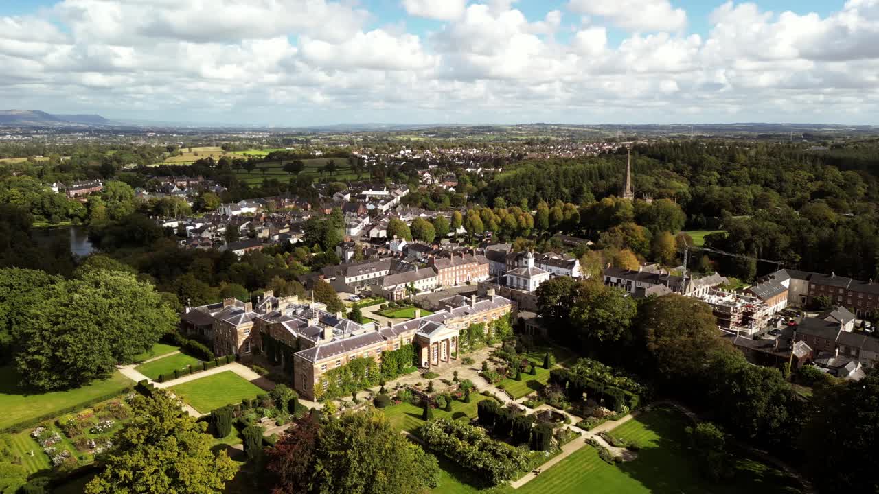 4K 30FPS luftvideo i urets retning af Hillsborough Castle and Gardens i Nordirland, Storbritannien. Produceret i Rec709-farver