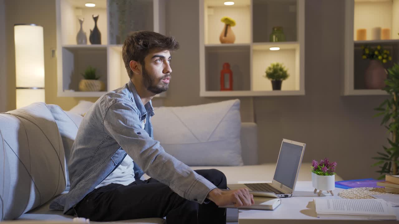 por la noche en casa, el hombre paranoico sueña en su cabeza y tiene miedo.