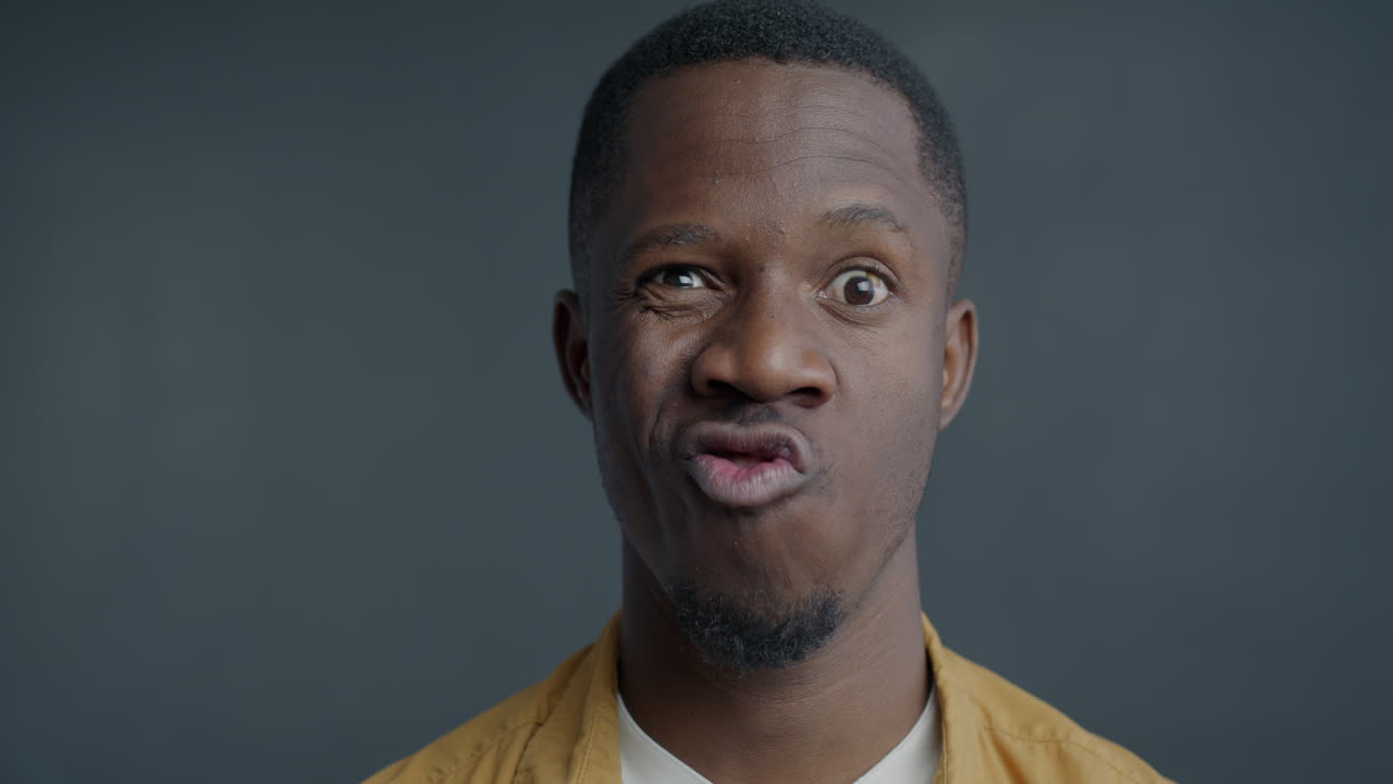 hombre con expresión de sorpresa