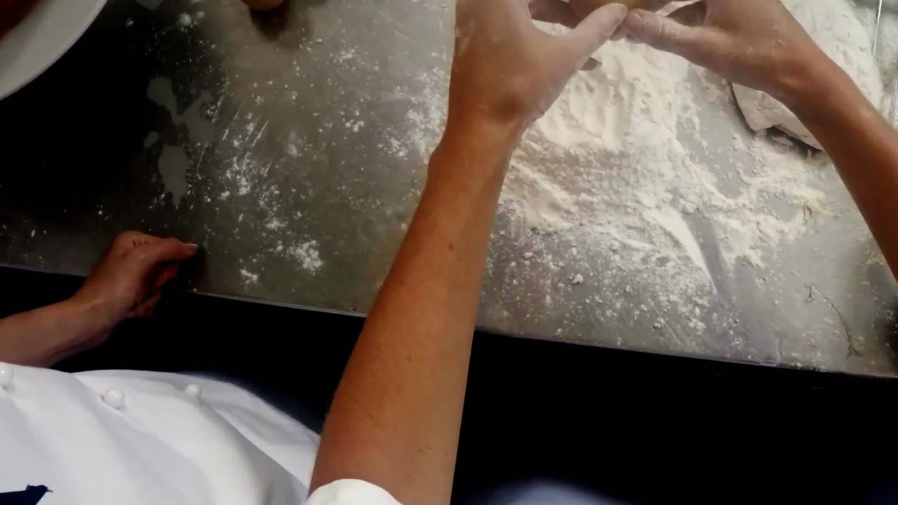 케이크 를 준비 하는 셰프 의 손