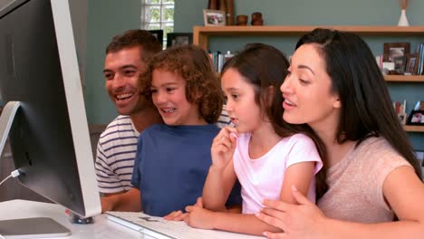 Familia-Usando-La-Computadora-Juntos