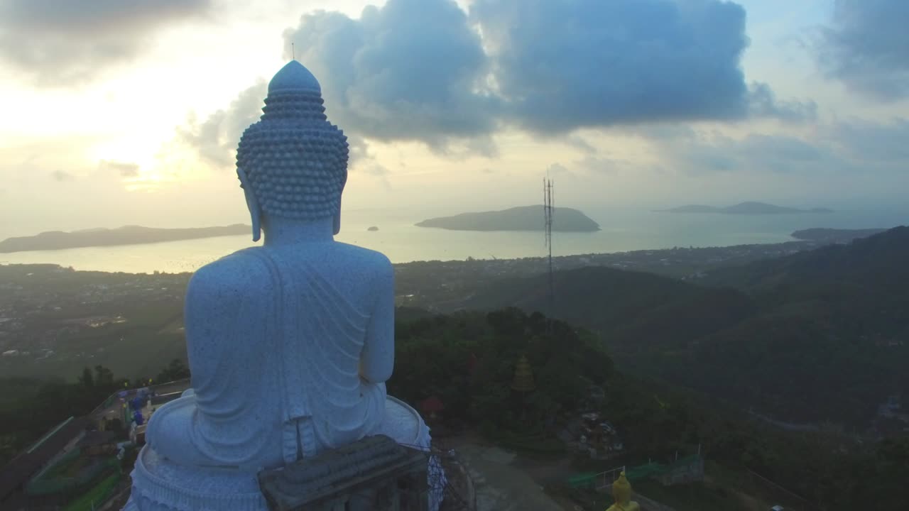 amanecer en la bahía de chalong cuando estás en la cima de la colina de la estatua del gran budo puedes ver alrededor de la isla de phuket