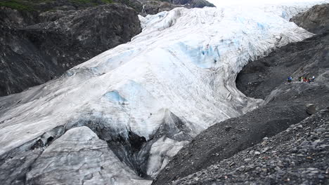 glaciar rodeado de roca negra en alaska