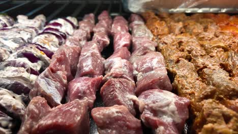 kebabs crudos en salchichas