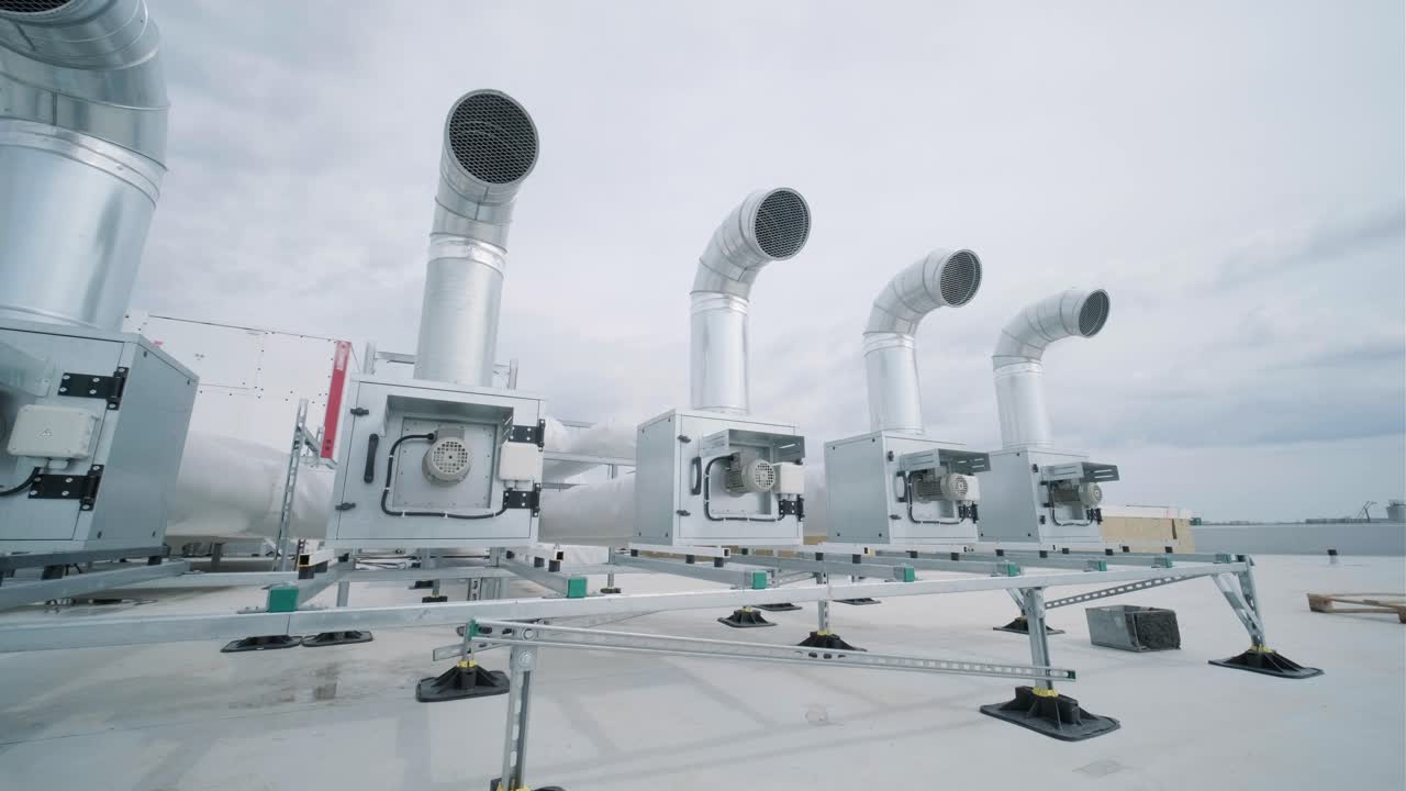 대규모 산업 시설의 에어컨 및 환기 시스템은 지붕에 위치하고 있으며 에어컨, 연기 배기가스 및 환기를 포함합니다.