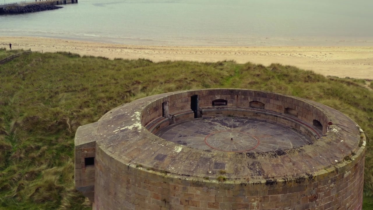 Luftaufnahme mit Kamerafahrt, die den Magilligan Martello Tower in Nordirland zeigt.