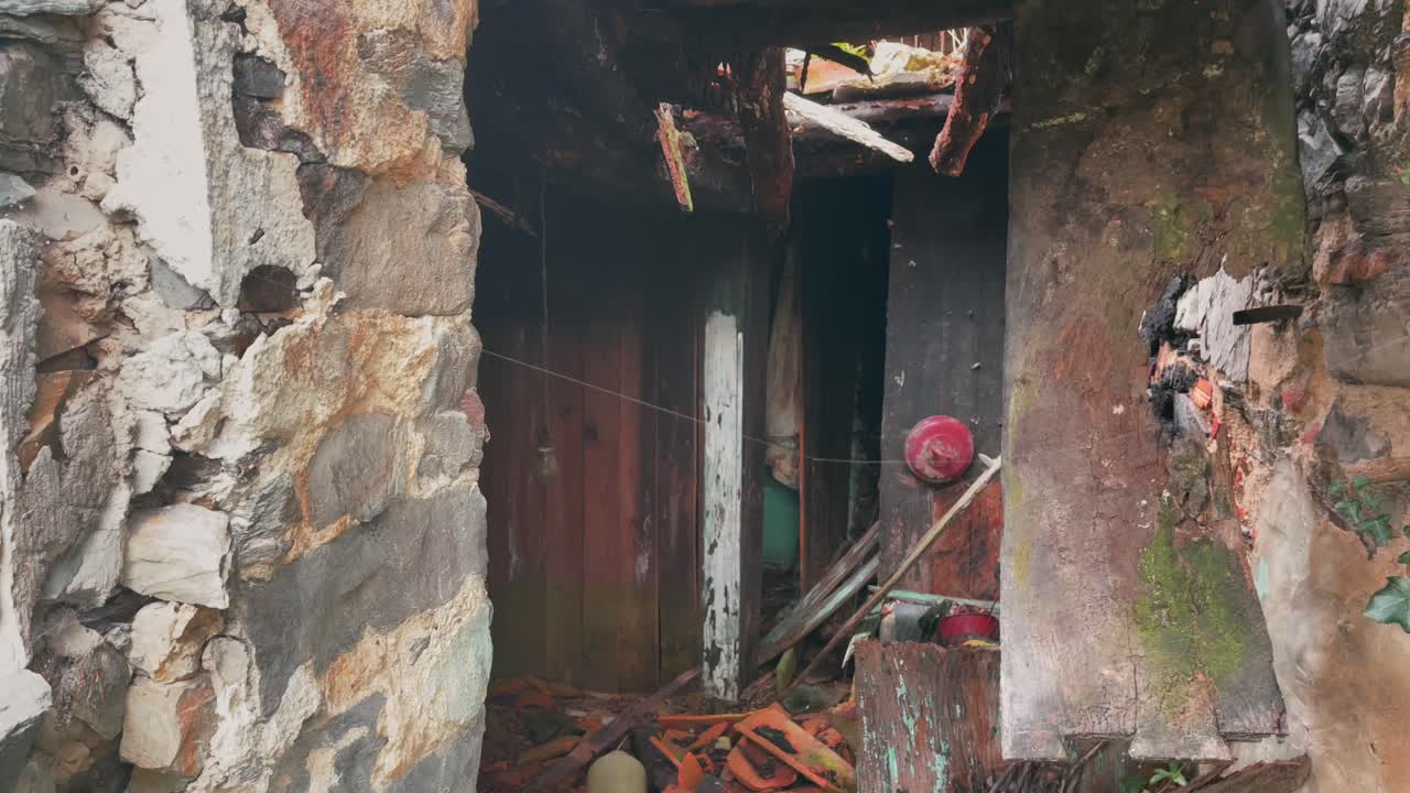 우크라이나 전쟁 - 우크라이나 동부의 폐허가 된 버려진 집의 슬로우모