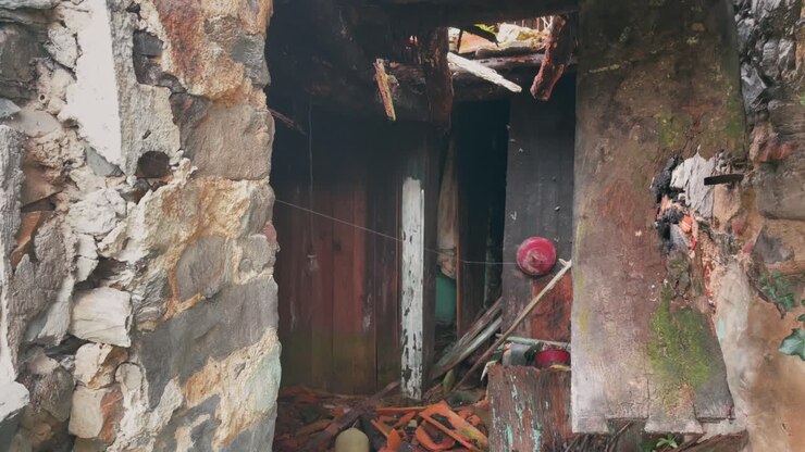 Guerra en Ucrania - Cámara lenta de una casa abandonada en ruinas en el este de Ucrania