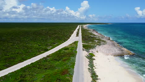 paisaje aéreo de olas oceánicas azul turquesa rompiendo en la costa de cozumel méxico en un día soleado tropical