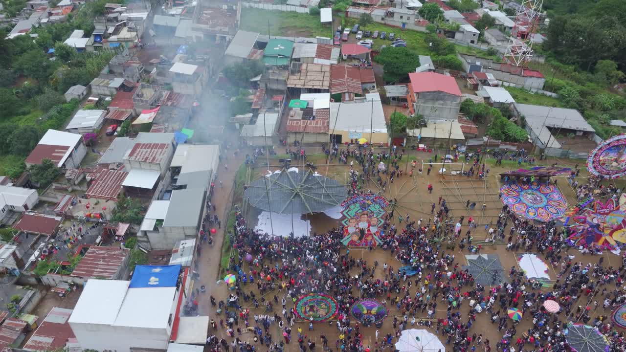 Vista aerea di un vivace festival di aquiloni con molte persone a Sumpango Sacatepequez Guatemala