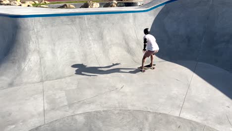 Toma-Cercana-Del-Skatepark-Urbano-Vacío-En-La-Ciudad-De-Lisbon-Vibe