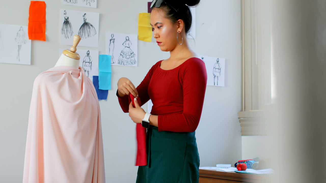 diseñador de moda trabajando en el modelo 4k de los modistas