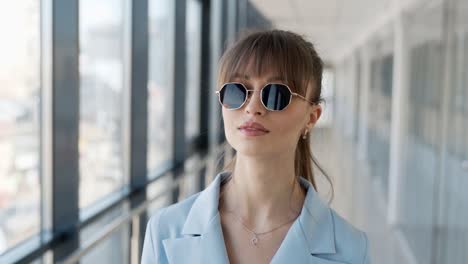 primer plano, de, un, niña joven, llevar gafas de sol