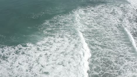 Olas-Rompiendo-En-Un-Arrecife-Con-Cámara-Panorámica-Con-Ola