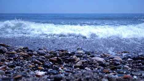 Mittelmeerwellen,-Die-An-Der-Felsigen-Küstenlinie-Des-Strandes-Zusammenstoßen