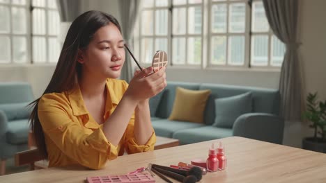 mujer aplicando maquillaje en casa