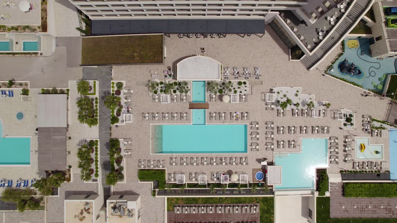 크로아티아 마카르스카에 있는 아미네스 칼라니 호텔의 럭셔리 야외 수영장