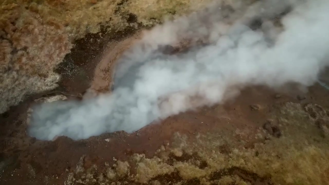 Riprese 4K con drone, aeree, cinematografiche e uniche di fumi o gas vulcanici nelle montagne islandesi
