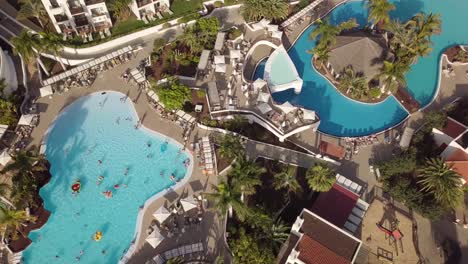 Piscina-Aérea-De-Arriba-Hacia-Abajo-Con-Turista-Nadando-En-Sus-Vacaciones-Tropicales-En-Fuerteventura-España-Islas-Canarias