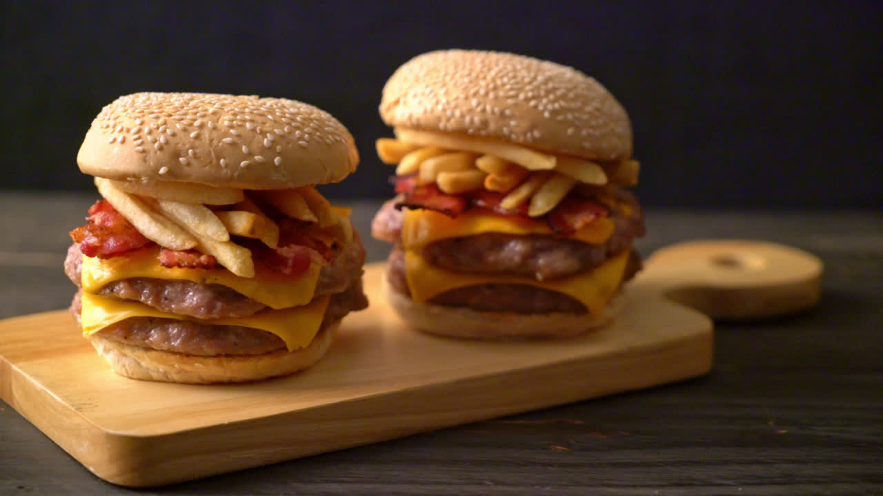 hamburguesa de cerdo o hamburguesa de cerdo con queso, tocino y patatas fritas