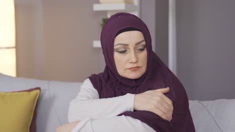 Muslimische-Frau-Im-Hijab-Ist-Deprimiert-Und-Unglücklich.