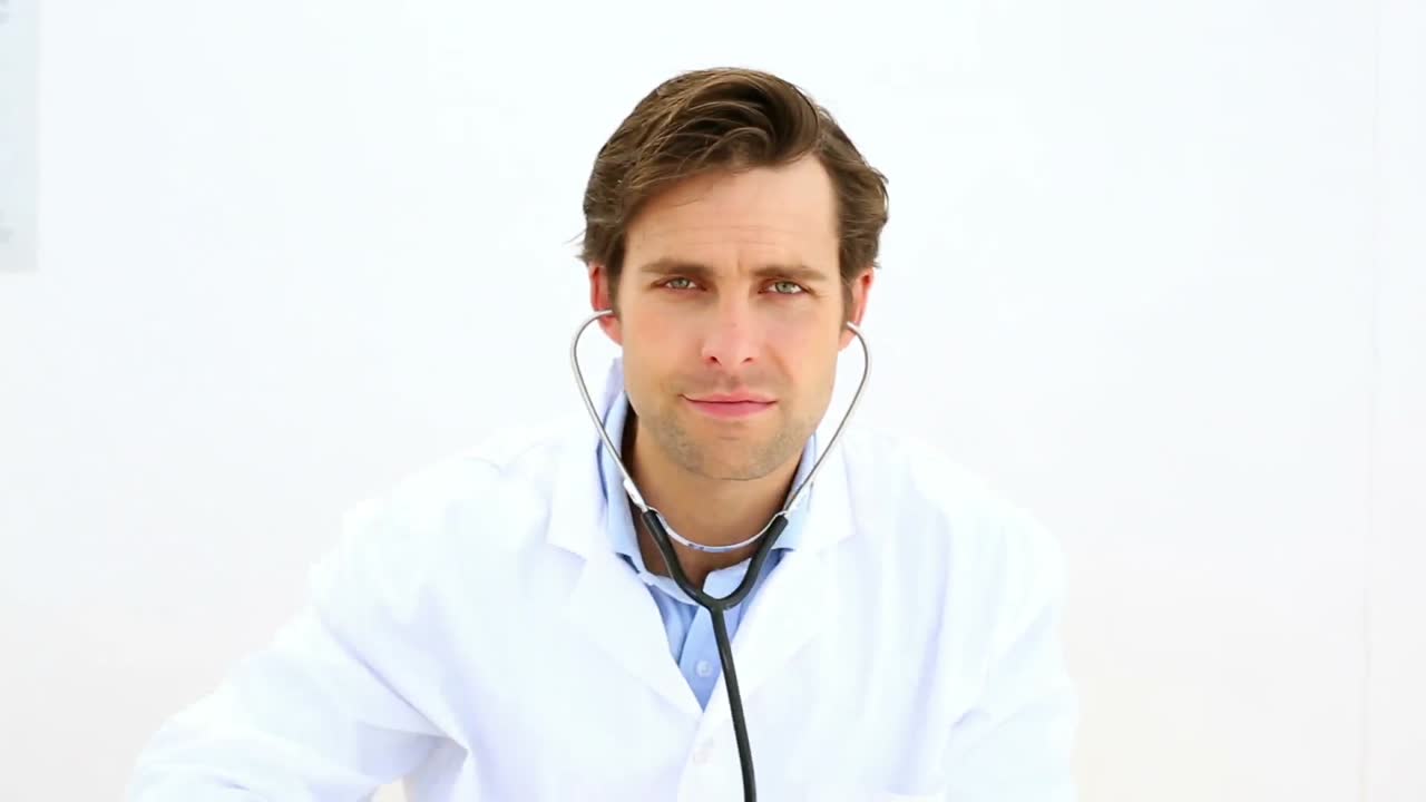 médico sonriente con un estetoscopio en la mano