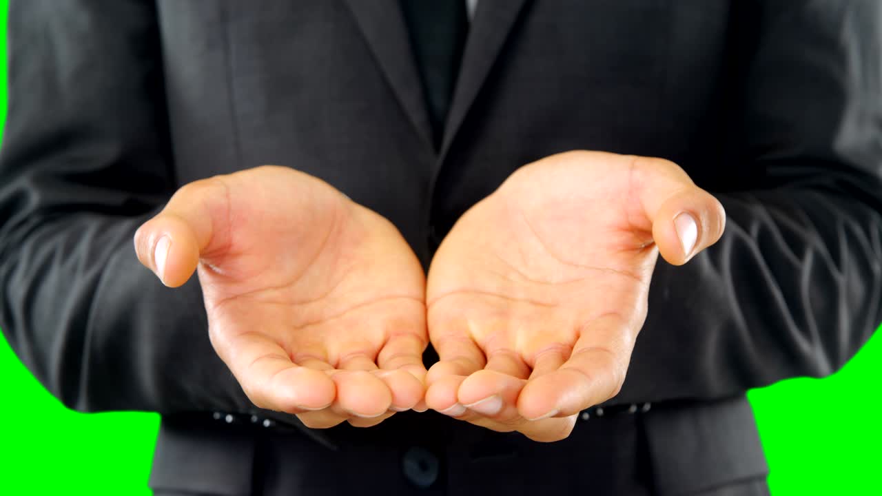 보이지 않는 물체를 들고 있는 척 하는 사업가 4k