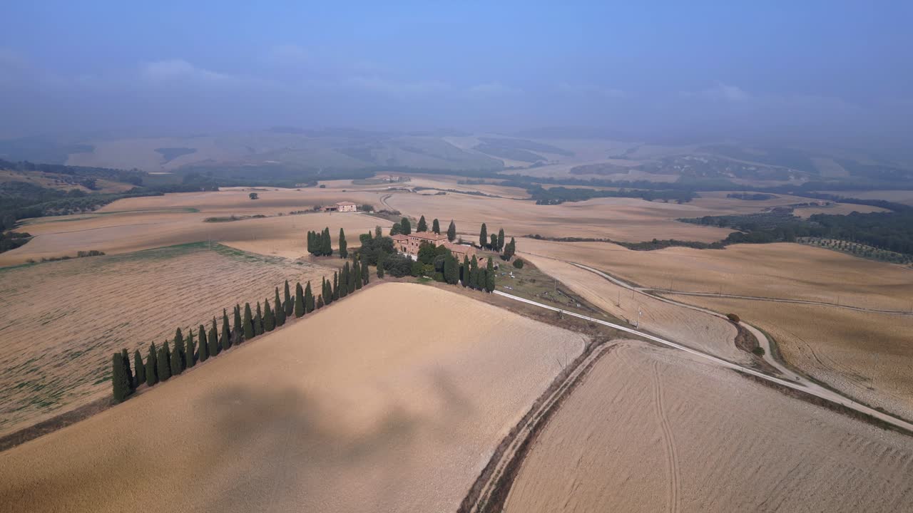 사이프러스 골목 웅장한 상공 뷰 비행 아침 안개 토스카니 계곡 이탈리아 가을 23