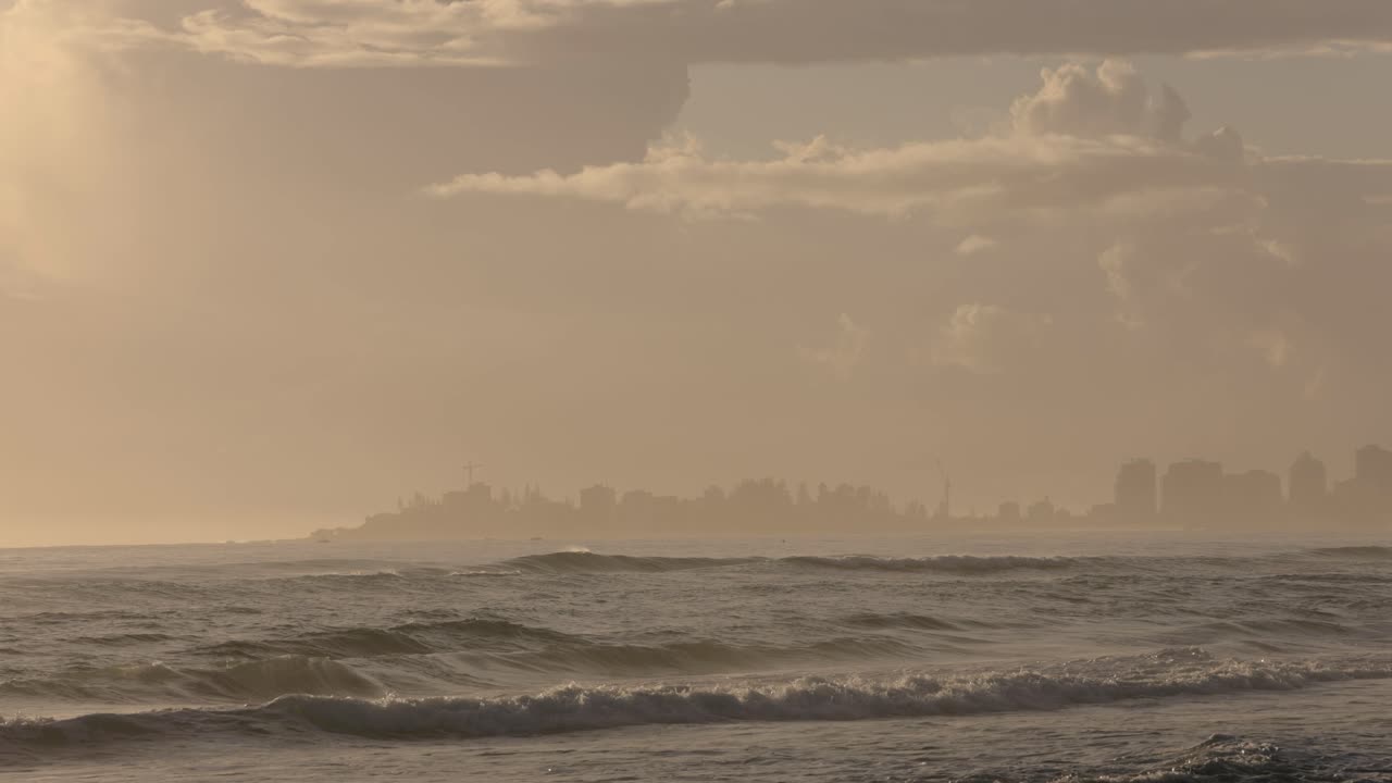 2023년 2월 26일 - 골드 코스트, 퀸즐랜드, 호주: 일출 시 커럼빈 비치 바이킹 서핑 인명 구조 클럽에서 볼 수 있습니다.