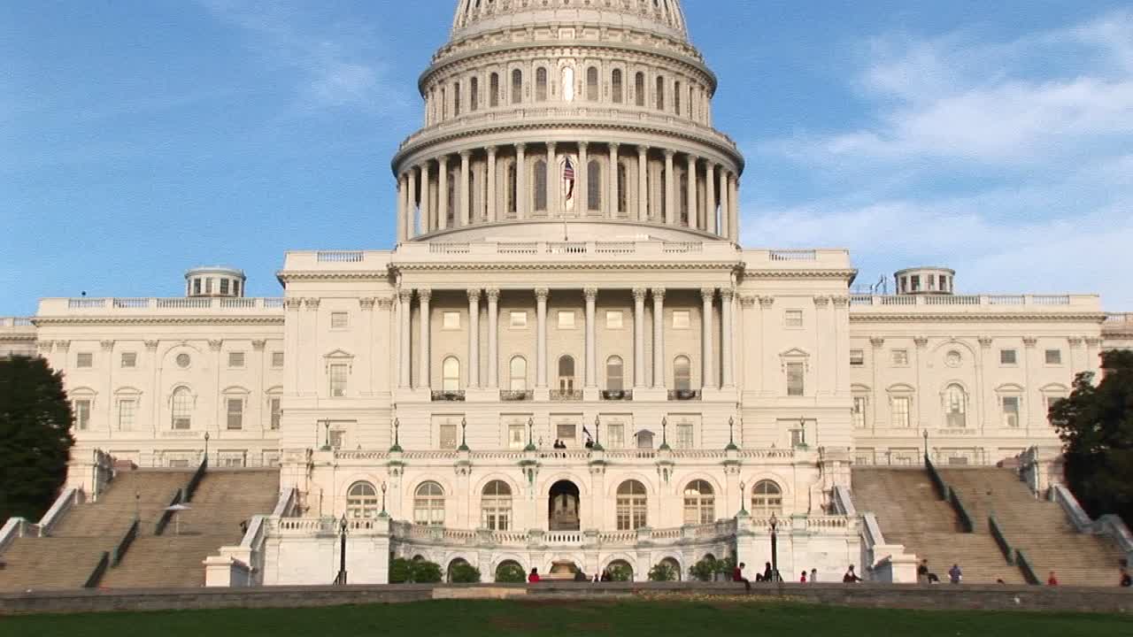 워싱턴 dc에 있는 미국 국회의사당 건물을 1층에서 랜드마크인 원형 돔과 꼭대기에 있는 자유 동상까지 패닝