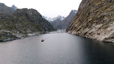 barco navegando en aguas marinas de trollfjord o fiordo trollfjorden en noruega