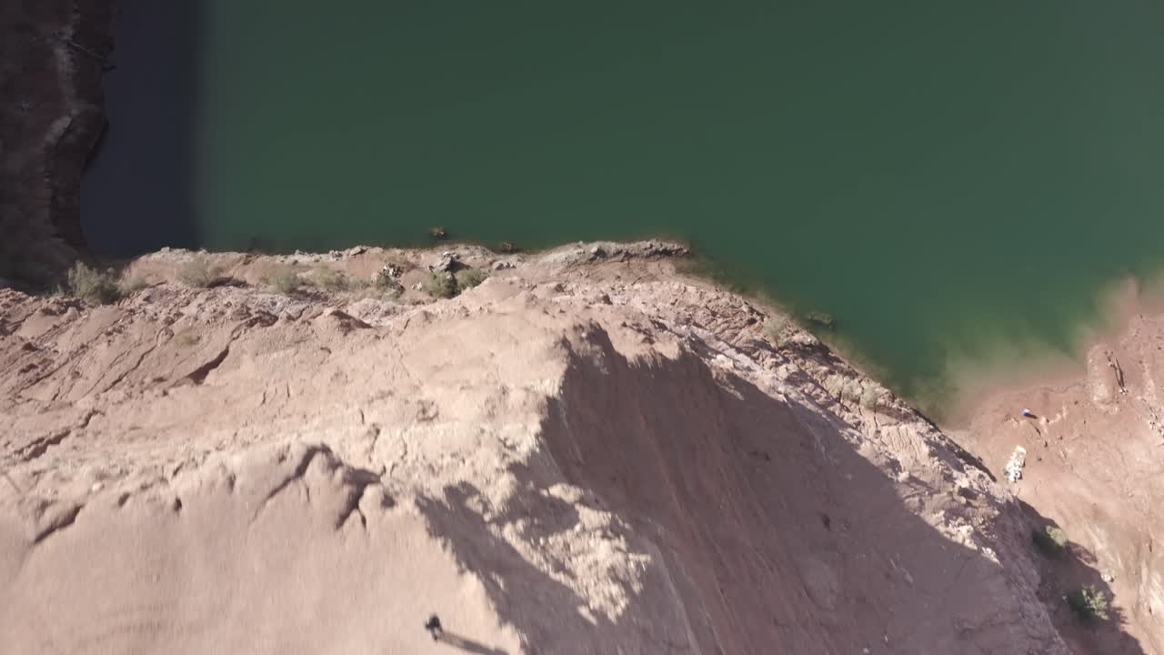 절벽 꼭대기 에 있는 사람 과 함께 협곡 과 강 의 공중 풍경